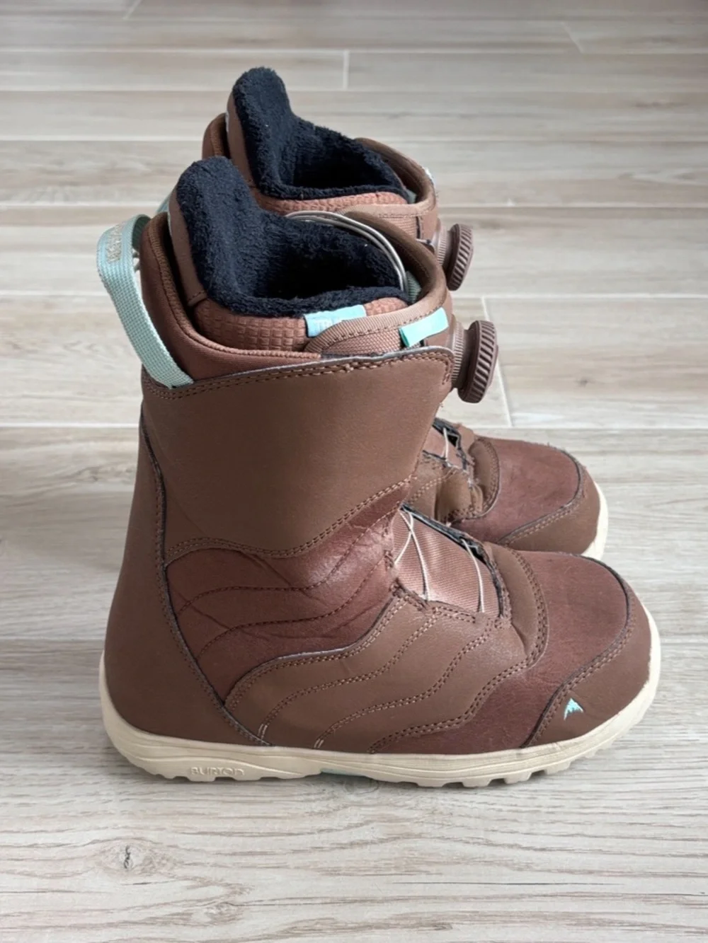 Women’s Burton Mint Boa Snowboard Boots Size 8